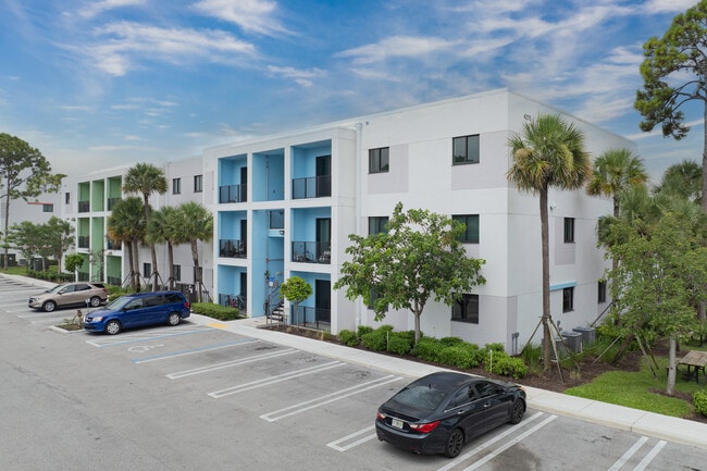 Lakewood Village in Palm Springs, FL - Building Photo - Building Photo