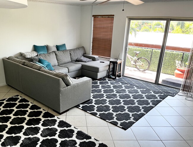 640 Tennis Club Dr, Unit 311 in Fort Lauderdale, FL - Foto de edificio - Building Photo