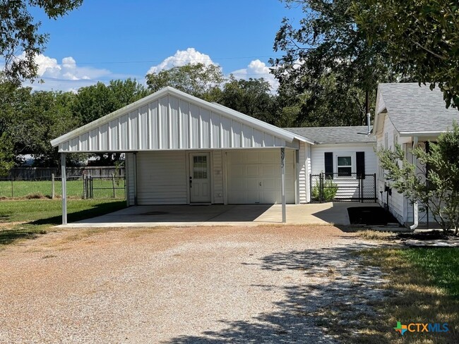 895 Refugio Hwy in Victoria, TX - Foto de edificio - Building Photo