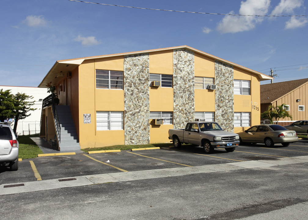 1215 W 66th St in Hialeah, FL - Building Photo