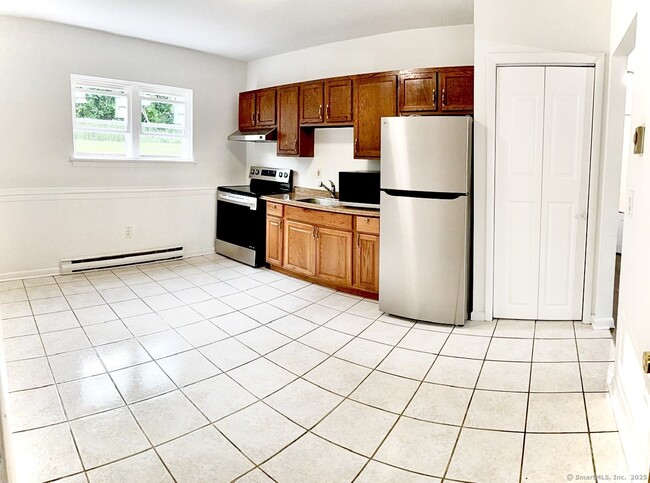 80 Belair Dr in New Milford, CT - Building Photo - Building Photo