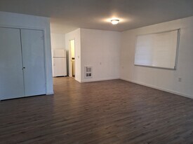521 Mary St, Unit 521 Mary St in Medford, OR - Building Photo