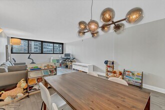 30 E Division St, Unit 7E in Chicago, IL - Foto de edificio - Building Photo