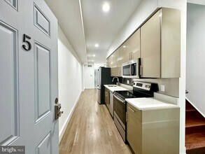 1231 Vine St, Unit 5 in Philadelphia, PA - Building Photo - Building Photo