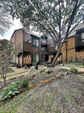 1700 Baird Farm Cir in Arlington, TX - Building Photo