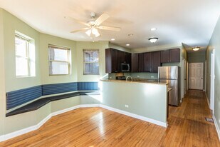 2812 E 76th St in Chicago, IL - Building Photo