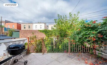 25-12 43rd St in Queens, NY - Foto de edificio - Building Photo