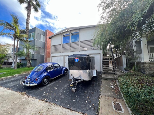 208 Avenue H in Redondo Beach, CA - Foto de edificio - Building Photo