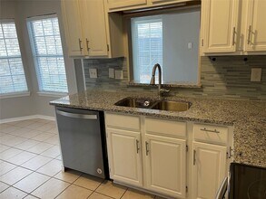 18159 Whispering Gables Ln in Dallas, TX - Foto de edificio - Building Photo