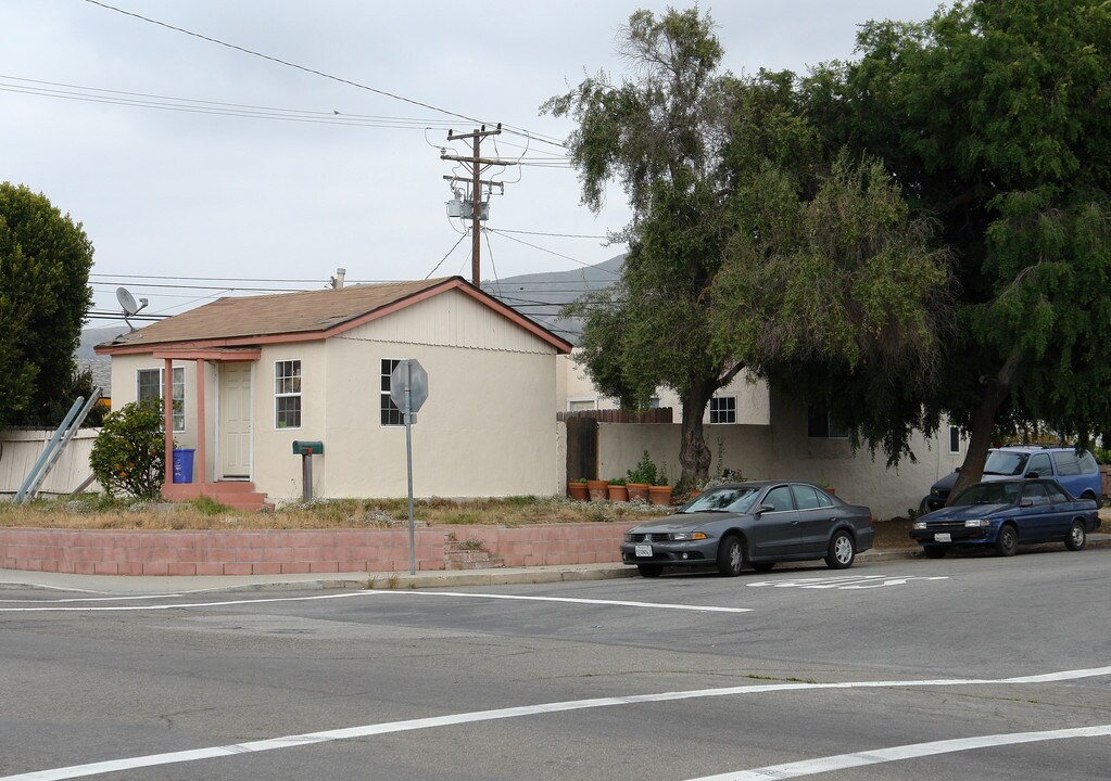 1208 N Olive St in Ventura, CA - Foto de edificio