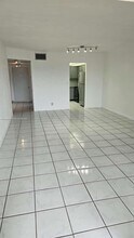 13707 Kendale Lakes Cir in Miami, FL - Building Photo - Building Photo