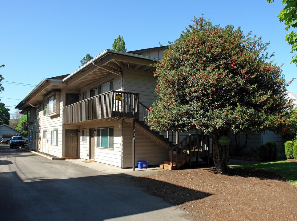 Holly Tree Apartments in Eugene, OR - Building Photo