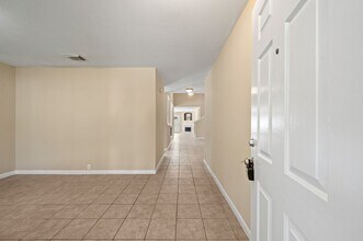 10211 E Summit Canyon Dr in Houston, TX - Building Photo - Building Photo