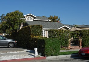 415 Narcissus Ave in Newport Beach, CA - Building Photo