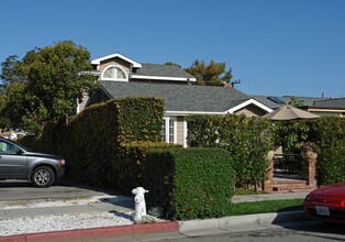 415 Narcissus Ave in Newport Beach, CA - Foto de edificio - Building Photo