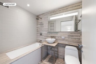 322 W 57th St in New York, NY - Foto de edificio - Building Photo