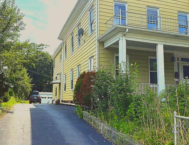 44 Pearl St, Unit #2 in Somerville, MA - Foto de edificio - Building Photo