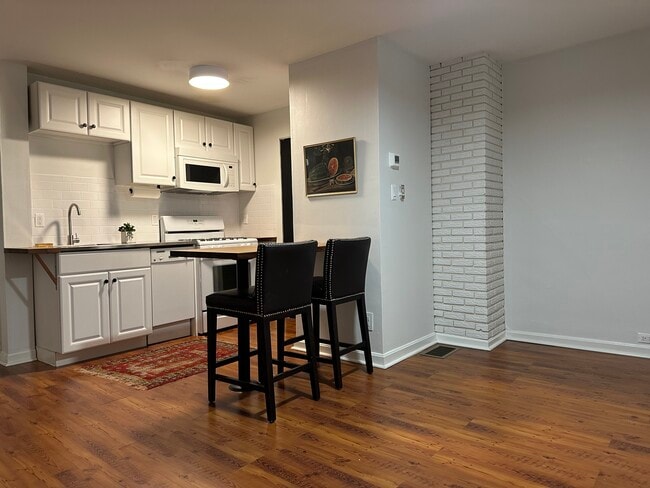 982 Hatch St, Unit Mt Adams 1 Bedroom in Cincinnati, OH - Building Photo - Building Photo