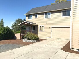 2556 Bailey Hill Rd in Eugene, OR - Building Photo