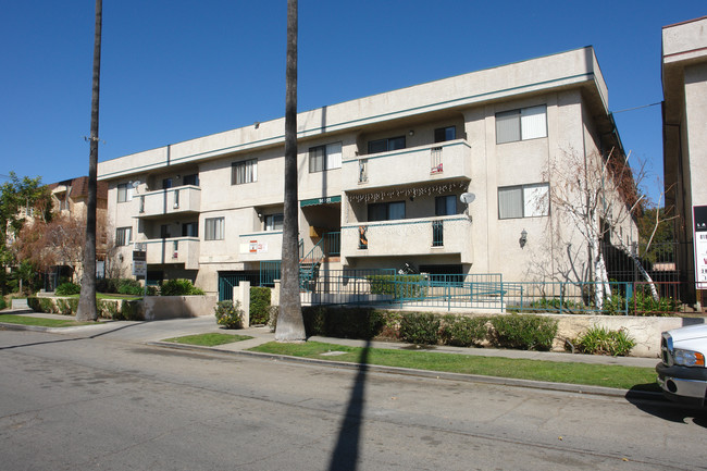 14351 Haynes St. Apartments in Van Nuys, CA - Building Photo - Building Photo