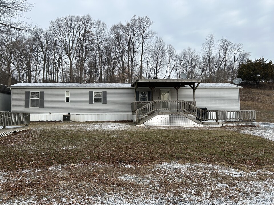 5843 Meadville Rd in Narvon, PA - Building Photo