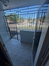 1300 W 41st St in Hialeah, FL - Foto de edificio - Building Photo
