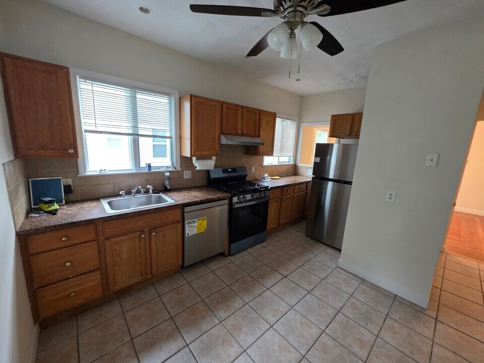 1028 Fellsway, Unit 1 in Medford, MA - Foto de edificio