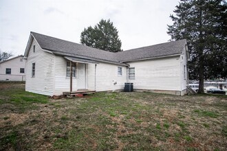 521 N Chamberlain Ave in Rockwood, TN - Building Photo - Building Photo