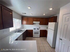 7464 Edgecove Ct in Las Vegas, NV - Building Photo - Building Photo