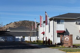 Cedarwest in Bend, OR - Foto de edificio - Building Photo