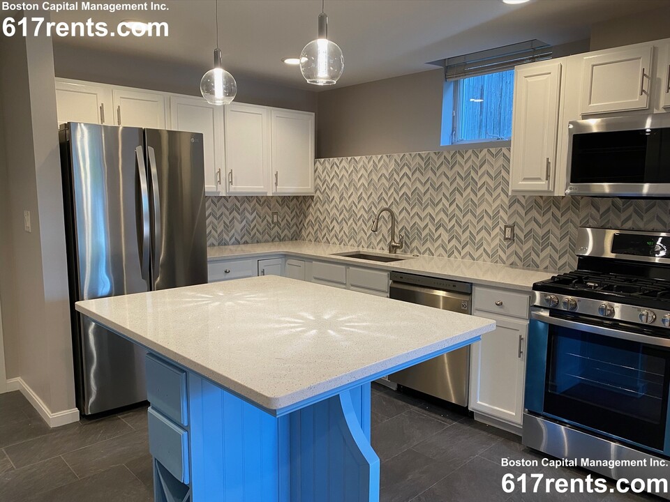 2277 Massachusetts Ave, Unit 1 in Cambridge, MA - Foto de edificio