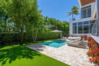 230 W McIntyre St in Key Biscayne, FL - Building Photo - Building Photo
