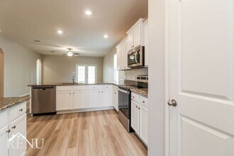 25402 Cypress Bend Dr, Unit 304 in Cleveland, TX - Foto de edificio - Building Photo