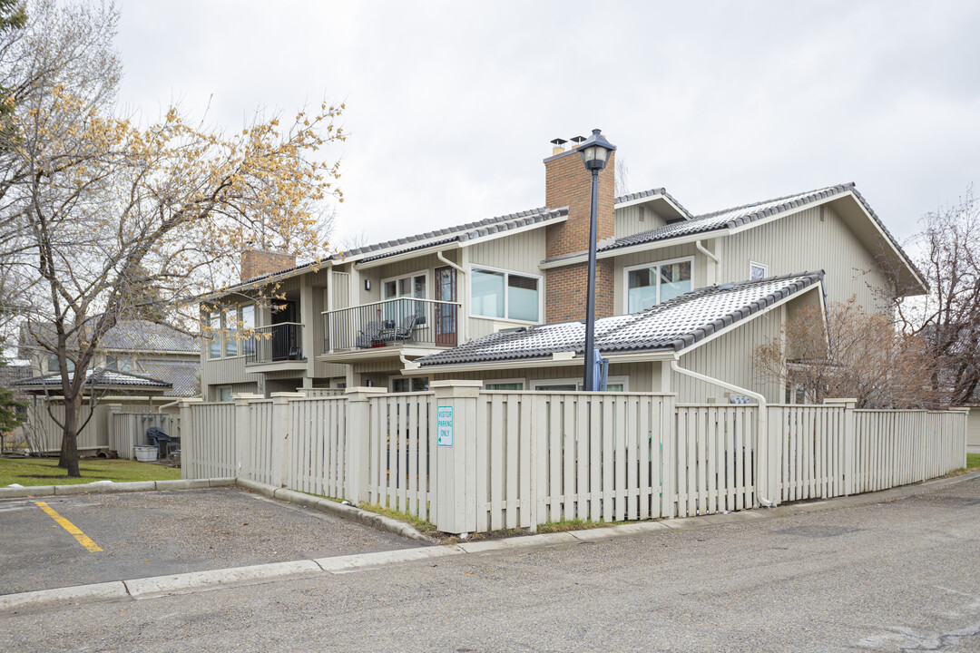 West Shore Villas in Calgary, AB - Building Photo