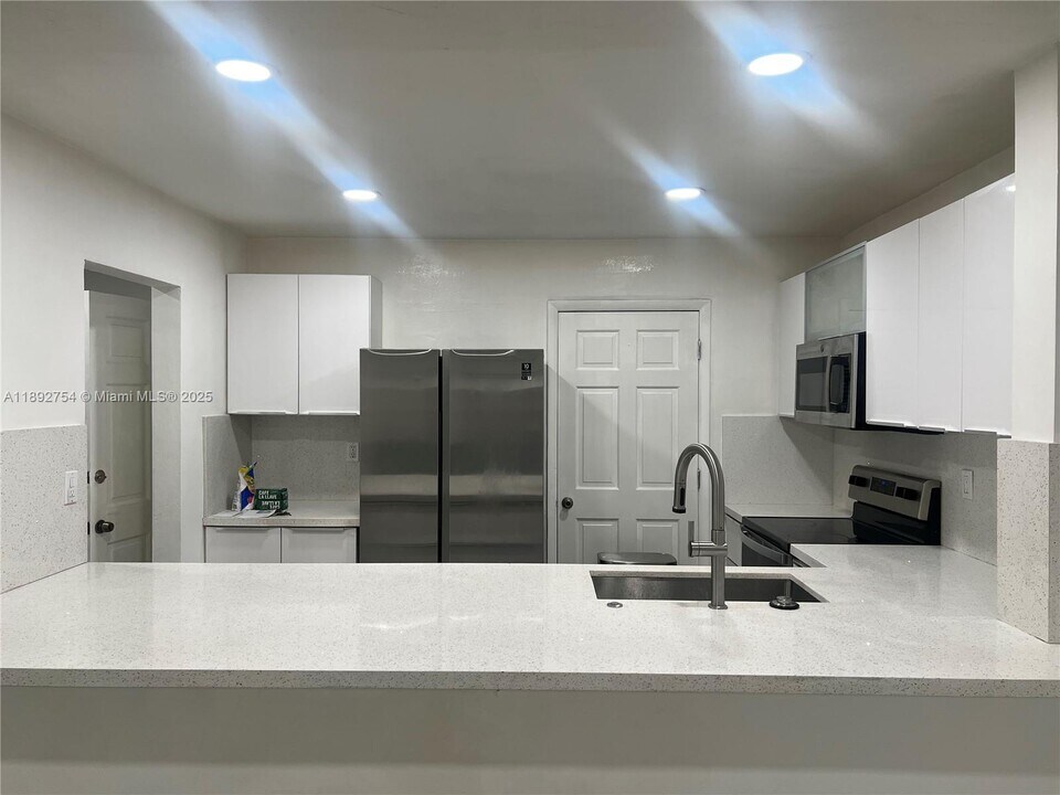 9621 SW 77th Ave in Miami, FL - Building Photo