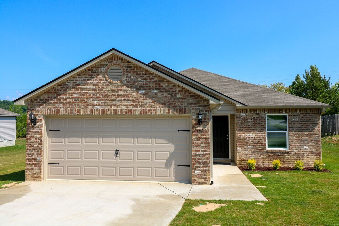 400 Woodland Crst Rd in Pell City, AL - Building Photo