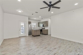 900 E Redbud Ave, Unit 16A3 in McAllen, TX - Building Photo - Building Photo