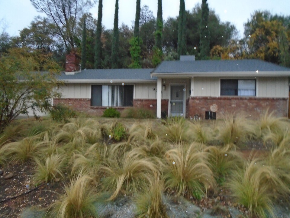 930 Royal Oaks Dr in Redding, CA - Building Photo