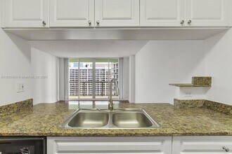 1756 N Bayshore Dr, Unit 34C in Miami, FL - Building Photo - Building Photo