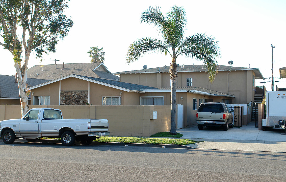 725 James St in Costa Mesa, CA - Building Photo