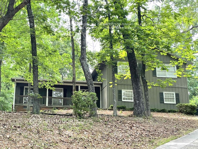 property at 960 Hunterhill Dr