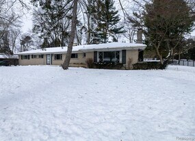 851 Helston Rd in Bloomfield Hills, MI - Building Photo
