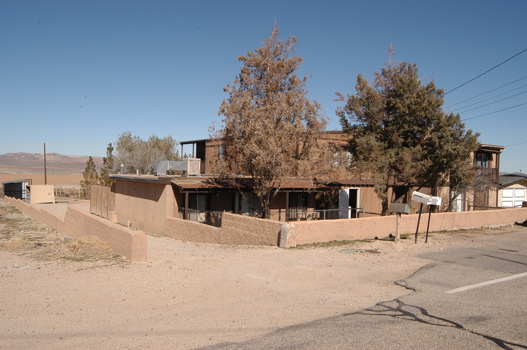 27666 Church St in Barstow, CA - Foto de edificio