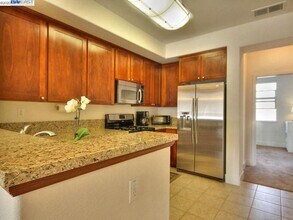 6115 Old Quarry Loop, Unit 6115 in Oakland, CA - Building Photo - Building Photo