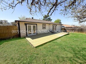 913 Harrison Dr in Kennedale, TX - Building Photo - Building Photo