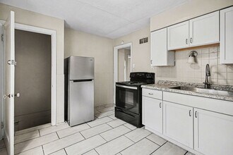 7030 Emma Ave in Jennings, MO - Foto de edificio - Building Photo