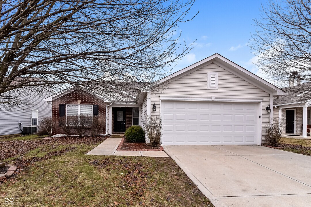 9720 Jackson Way in Avon, IN - Building Photo