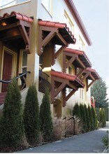 Villa Serena in Portland, OR - Foto de edificio - Building Photo