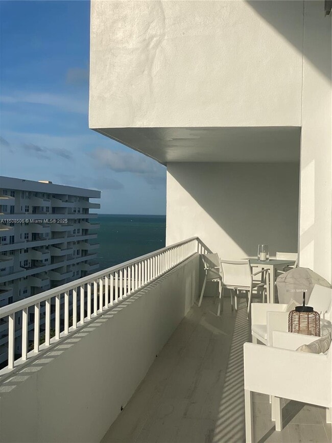 199 Ocean Ln Dr in Key Biscayne, FL - Foto de edificio - Building Photo