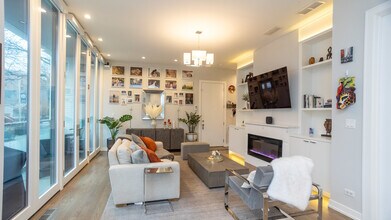 1947 W Diversey Pkwy in Chicago, IL - Building Photo - Building Photo